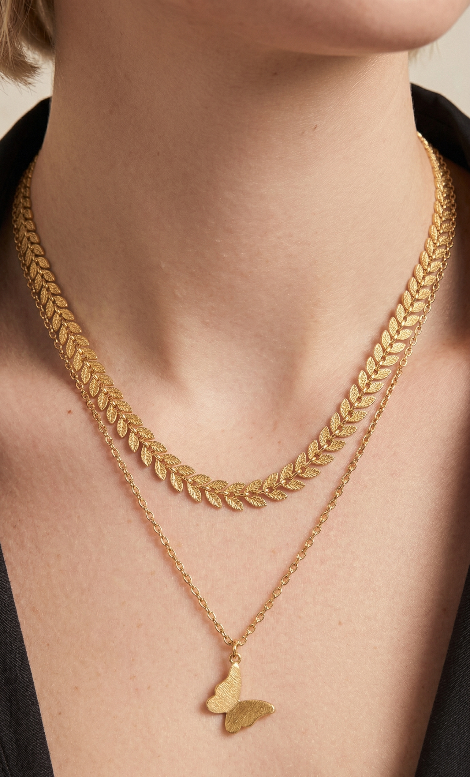 Collar de Capas de Hojas y Mariposa